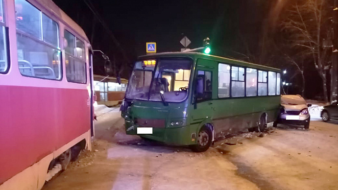 В Екатеринбурге столкнулись трамвай, автобус и легковушка