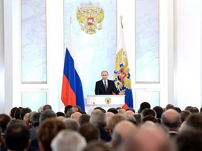«Самостоятельно строить будущее»: Владимир Путин огласил послание Федеральному собранию