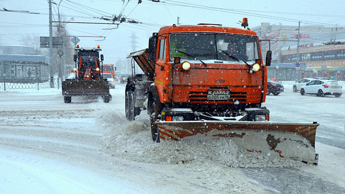 182 машины устраняют последствия снегопада в Екатеринбурге