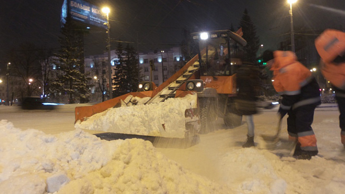 Коммунальщики Екатеринбурга убирают снег в режиме нон-стоп