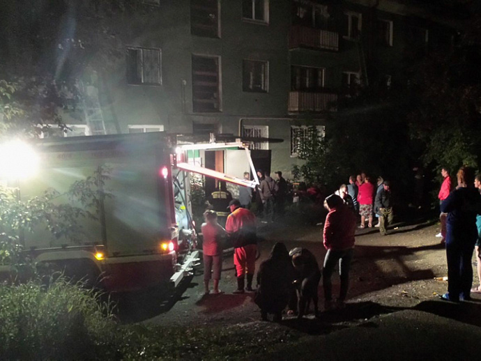 Из-за пожара в доме на Эльмаше эвакуировали 14 человек
