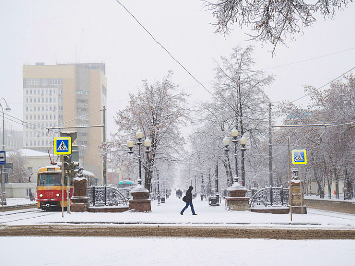 Снег застал Екатеринбург врасплох: на дорогах пробки и аварии