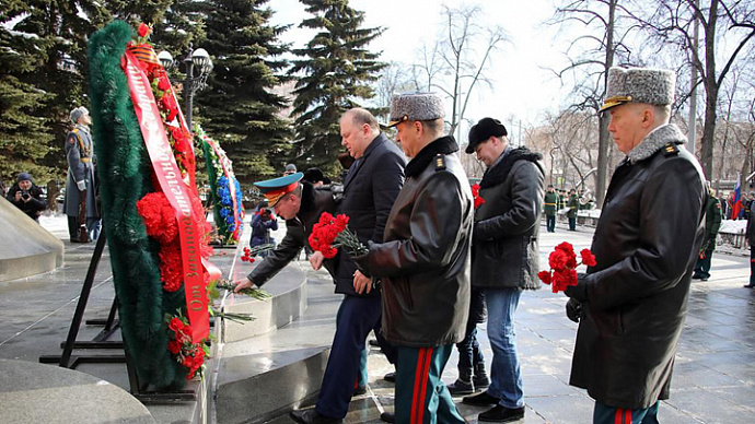 Уральцы 23 февраля возложили цветы к памятнику Георгию Жукову