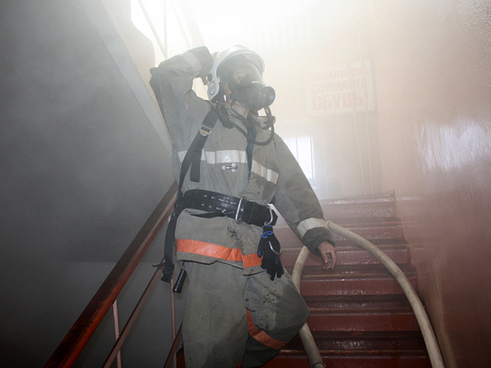 На Химмаше из горящего дома эвакуировали 7 детей и 18 взрослых