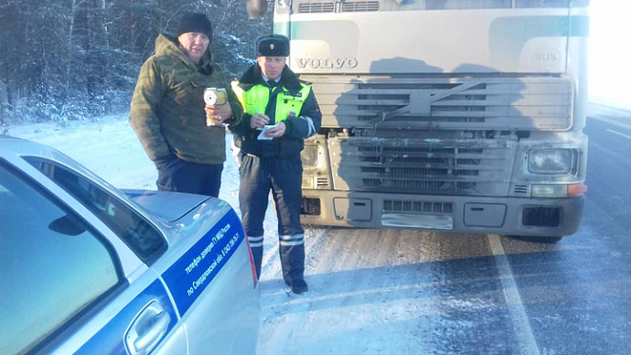 На Тюменском тракте полицейские помогли завести замерзающую фуру