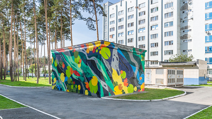 Художники «Стенограффии» украсили двор больницы в Екатеринбурге