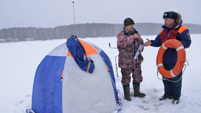 На Белоярском водохранилище спасли двух рыбаков на льдине