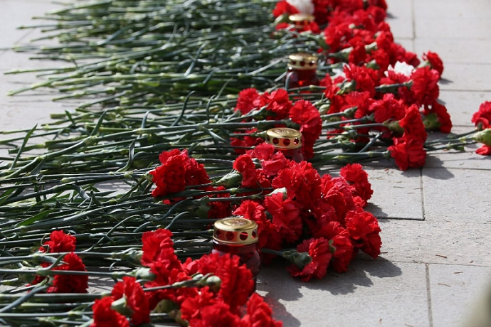 Свердловчане возложили цветы в память о жертвах теракта в Санкт-Петербурге