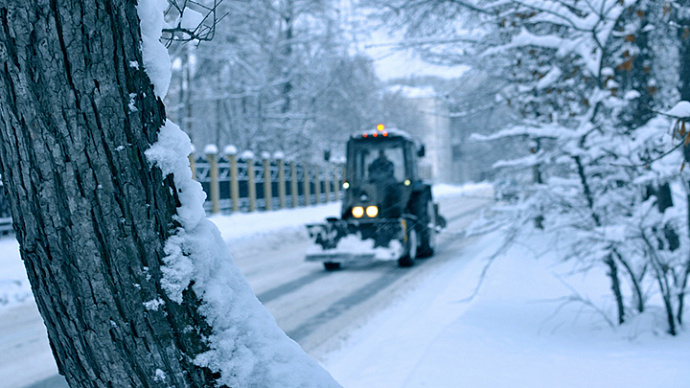 Более 250 машин чистят свердловские трассы от снега