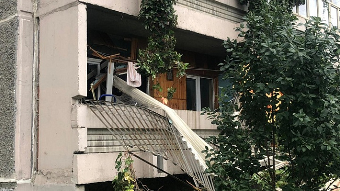 В девятиэтажном доме на Уралмаше прогремел взрыв: на месте работают пожарные