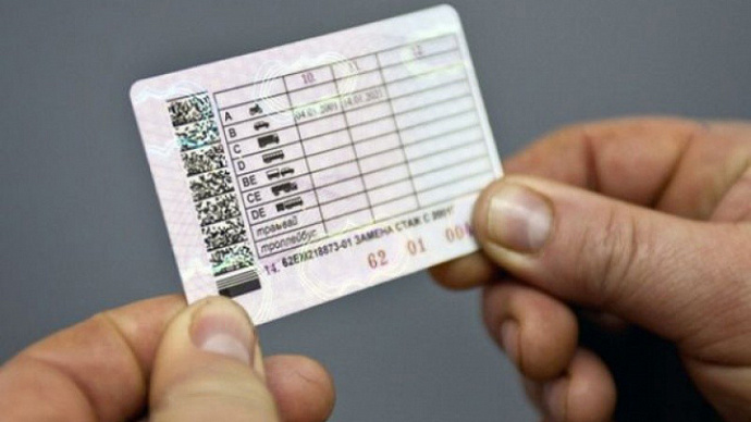 В России появятся водительские права с электронными чипами