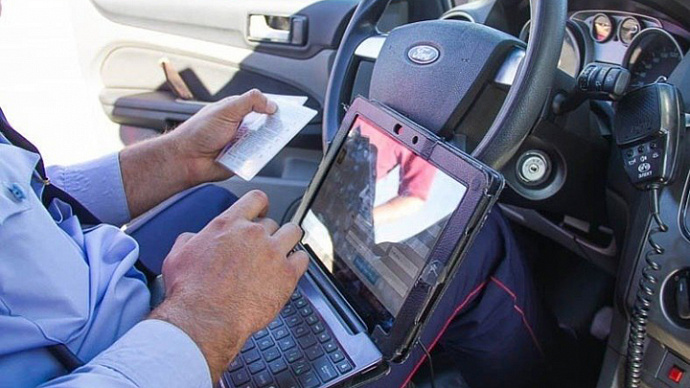 В России водителям начали выдавать электронные ПТС