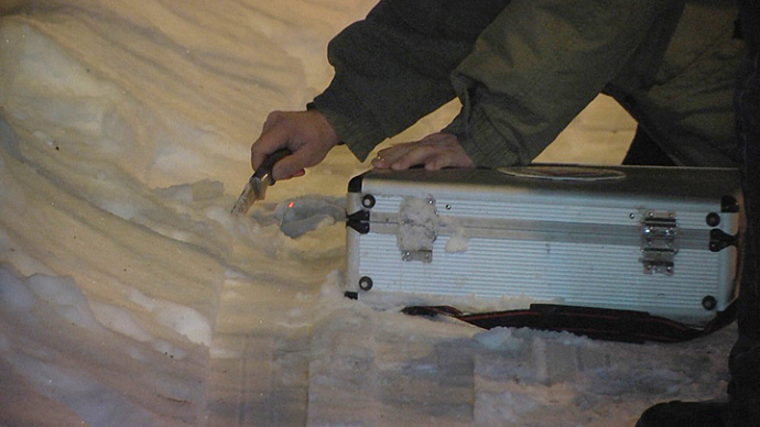В Екатеринбурге перекрыли улицу из-за подозрительной лампочки в снегу