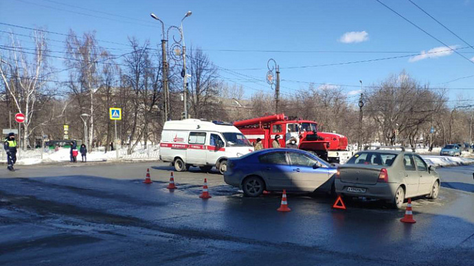 В Екатеринбурге два ребёнка попали в ДТП с «Маздой»