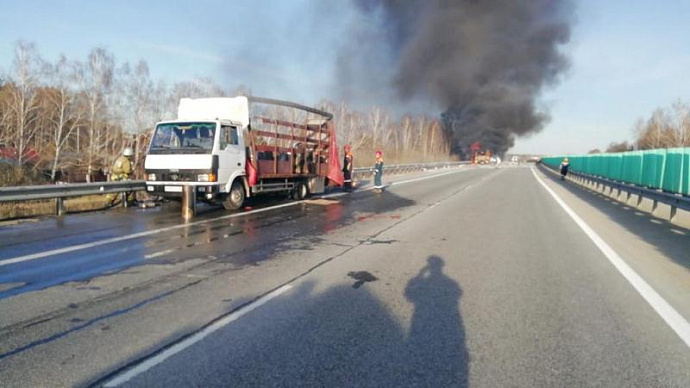 На Тюменском тракте сохраняются пробки после огненного ДТП с фурами