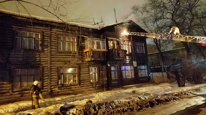 На Уралмаше ночью горела крыша дома на Авангардной