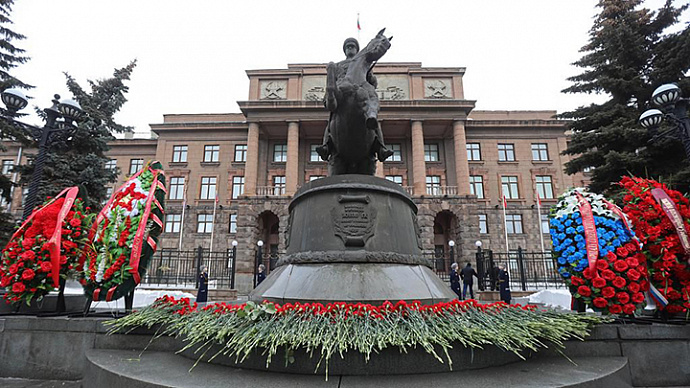 В Екатеринбурге перед 23 Февраля возложили цветы к памятнику Жукову