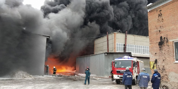 Крупный пожар на Эльмаше: горит завод лакокрасочных изделий