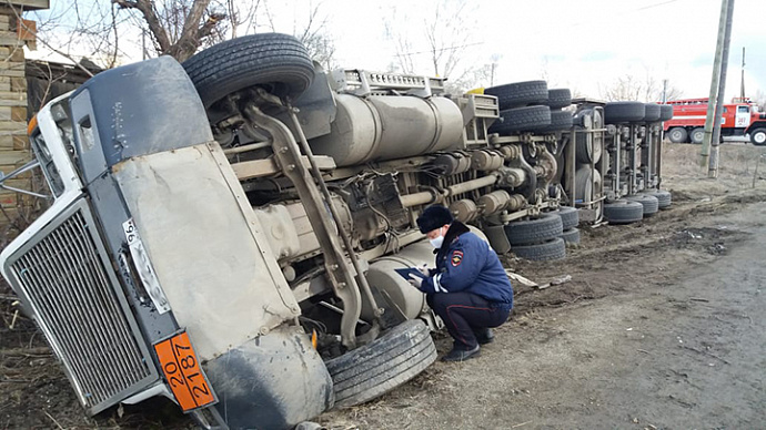 Под Каменском-Уральским на трассе перевернулась автоцистерна с газом