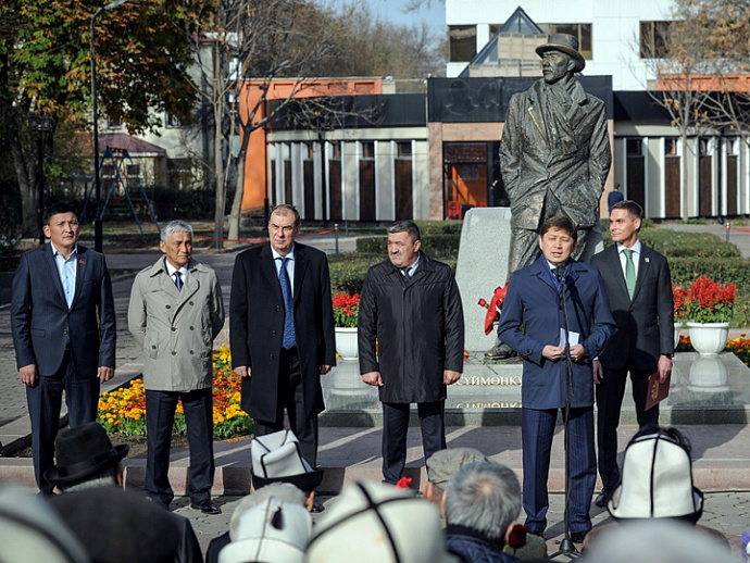 В Киргизии открыли памятник, созданный при содействии уральских мастеров