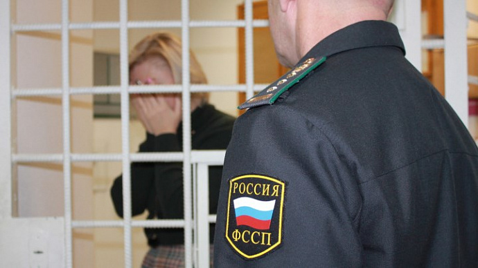 Мать выплатила дочери почти полмиллиона рублей после исправительных работ