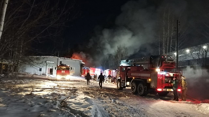 Крупный пожар в Среднеуральске: загорелся ангар на Ленина