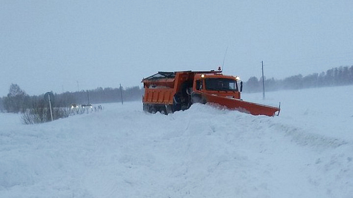 Со снегопадом на Среднем Урале борются свыше 400 дорожных машин