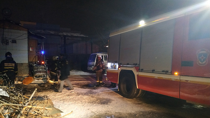 Полсотни человек тушили ночной пожар во Втузгородке Екатеринбурга