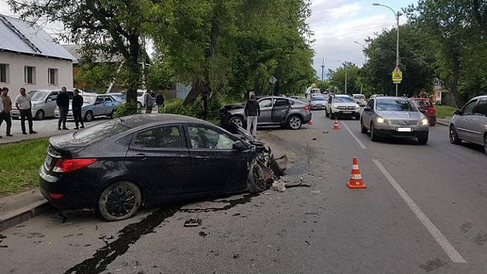 В Екатеринбурге неопытные водители устроили ДТП, пострадал ребёнок