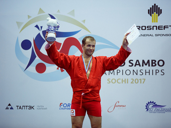 Свердловчанин Альсим Черноскулов стал пятикратным чемпионом мира по самбо