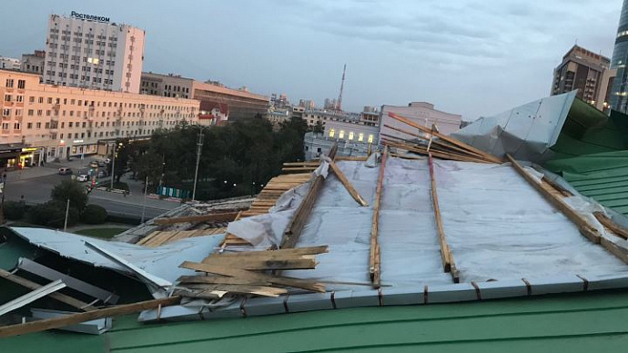 Из-за урагана в Екатеринбурге пострадали два человека