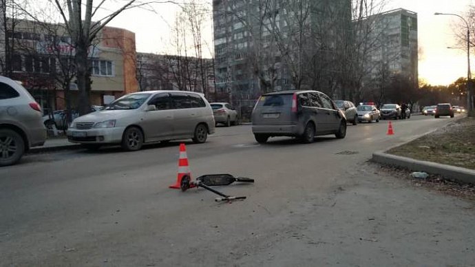 В Екатеринбурге «Форд» сбил ребёнка на самокате