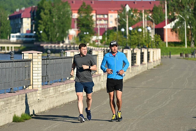 Евгений Куйвашев начал день с пробежки вместе с биатлонистом Антоном Шипулиным 