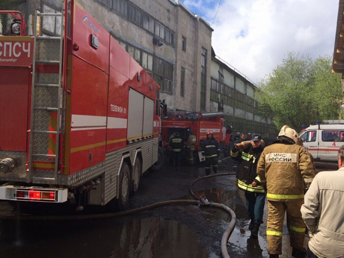 Пожар на складе пиломатериалов в Екатеринбурге потушен
