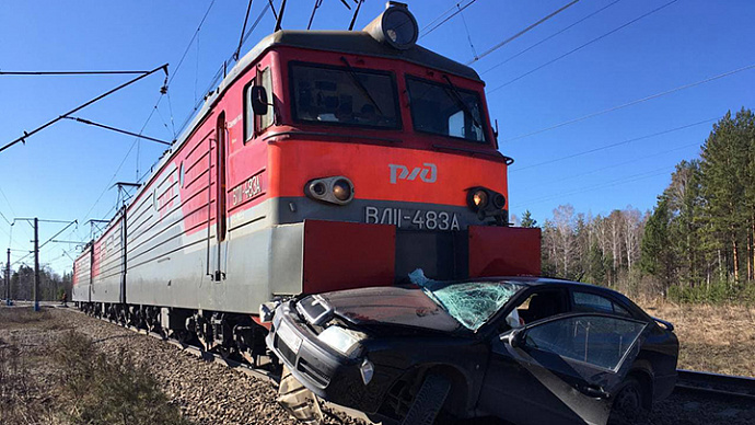 На Урале локомотив смял «Шкоду», три человека пострадали