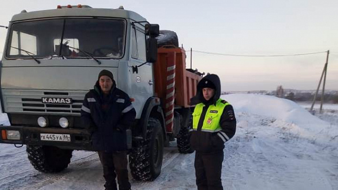 Свердловская полиция дважды за сутки помогла замерзающим на Тюменской трассе