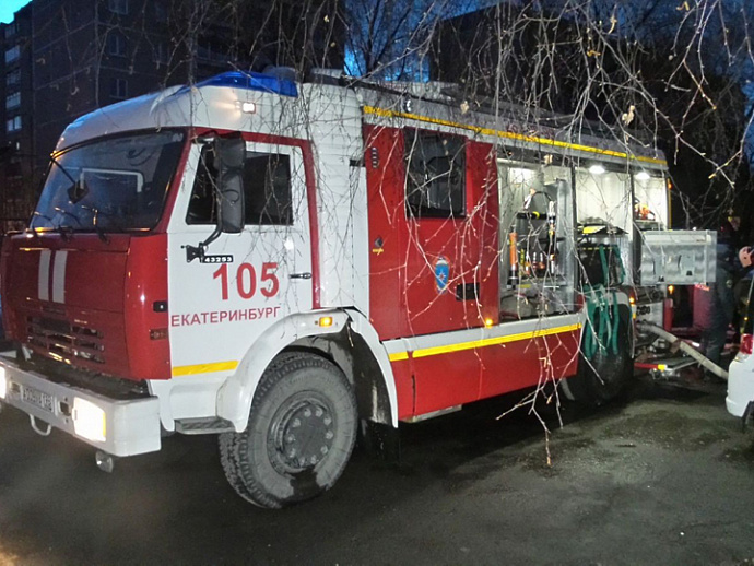 В Екатеринбурге 12 человек эвакуировали из-за пожара в шахте лифта