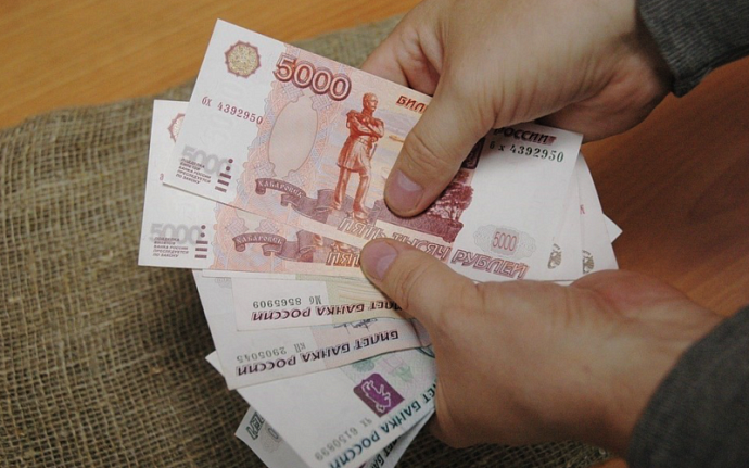 Зарплата жителей Свердловской области за год выросла на 16% 