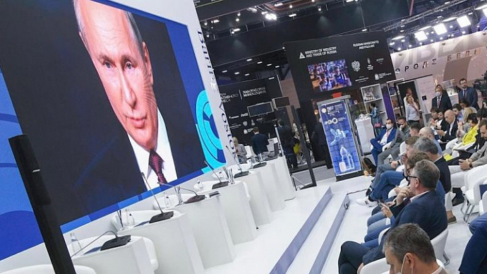 Владимир Путин выступил на пленарном заседании ПМЭФ-2021