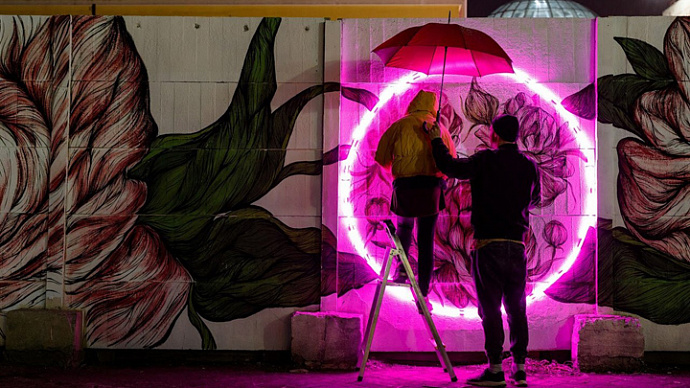 Участники «Стенограффии» создали неоновый портал в Екатеринбурге