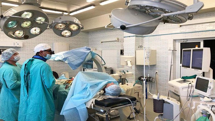 Свердловские хирурги впервые провели гибридную операцию на сосудах