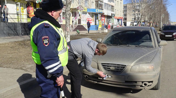 Более 2000 свердловских водителей оштрафовали за грязные номера и тонировку