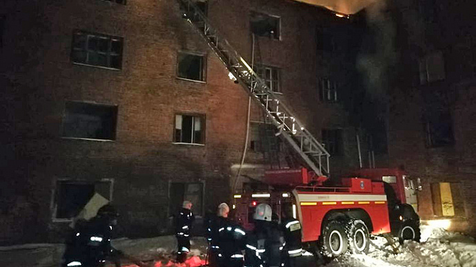 Крупный пожар в Екатеринбурге: огнём охвачен дом на Стахановской