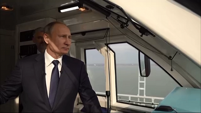 Владимир Путин дал старт движению поездов по Крымскому мосту