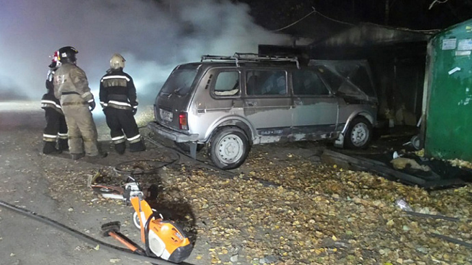В Екатеринбурге пожарные спасли «Ниву» в горящих гаражах