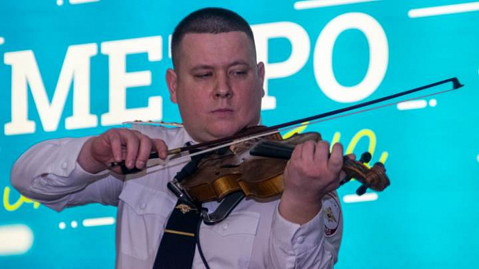 Екатеринбургские полицейские дали концерт в метро ко Дню героев Отечества