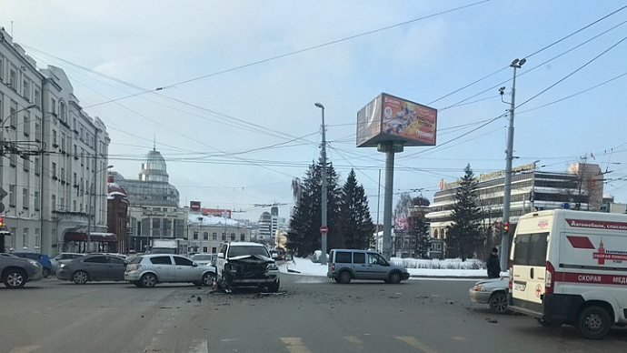 В Екатеринбурге у «Высоцкого» водитель «Тойоты Ленд Крузера» протаранил ВАЗ