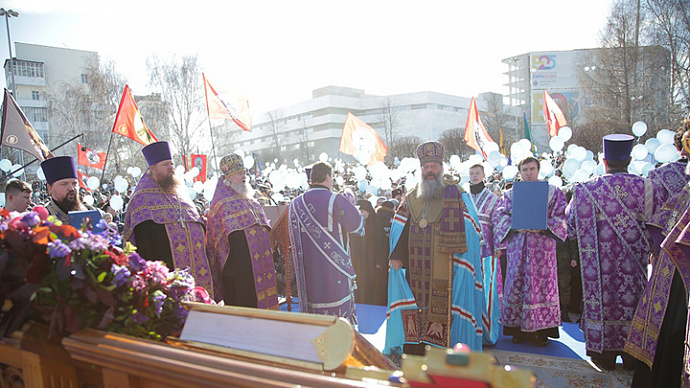 Православный молебен у Театра драмы в Екатеринбурге собрал 8000 человек