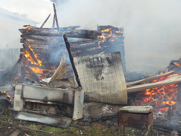 В селе Курганово серьёзный пожар: взорвалась «Нива»
