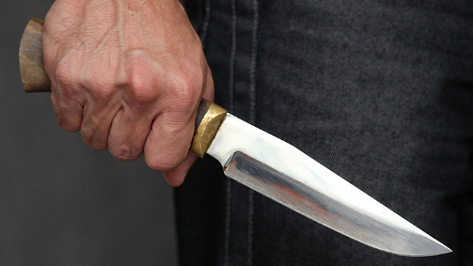 В Екатеринбурге мужчина с COVID-19 ранил ножом полицейского